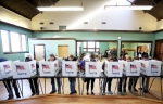 11月8日美国大选投票日当天，选民在投票站进行投票。（图片来源：美联社） - News.Sina.com.Cn