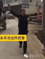 ▲民警鸣枪示警。    视频截图 - News.Sina.com.Cn