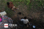 部分缅甸边民自己在河岸上搭建的临时的家 - News.Sina.com.Cn