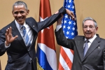 2016年3月21日，古巴哈瓦那，美国总统奥巴马与古巴总统劳尔·卡斯特罗握手，没想遭遇尴尬一幕：卡斯特罗没有和奥巴马握手，而是抓住奥巴马的胳膊举了起来。视觉中国 - News.Sina.com.Cn
