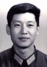 这是1979年，在中央军委办公厅工作时的习近平。 - News.Sina.com.Cn