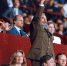 1992年7月25日在西班牙巴塞罗那举行的第25届奥运会开幕式上，菲德尔·卡斯特罗起身向古巴体育代表团握拳致意。新华社发 - News.Sina.com.Cn