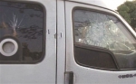 运钞车的玻璃被砸出裂纹。 - News.Sina.com.Cn