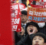 12月3日，韩国民众在首尔光化门前广场举行集会，要求朴槿惠总统下台。(新华/美联) - News.Sina.com.Cn