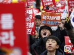 12月3日，韩国民众在首尔光化门前广场举行集会，要求朴槿惠总统下台。(新华/美联) - News.Sina.com.Cn