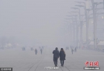 12月4日，京城笼罩在一片灰蒙之中。图片来源：视觉中国 - News.Sina.com.Cn