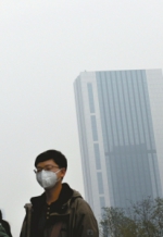 战雾霾：成都出动1000多台冲洗车 工地停挖渣土车停运 - Sichuan.Scol.Com.Cn