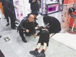 女子心跳骤停 过路医生护士联手跪地救命 - 四川日报网