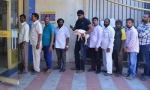 印度电影明星拉维·巴布抱着一头小猪在银行排队取钱。 - News.Sina.com.Cn