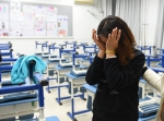 　　12月13日，三位学生的班主任吕老师担心这个事件对三位孩子产生不好的影响，流下了眼泪。（新华社记者李文摄） - News.Sina.com.Cn