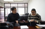 12月13日，中关村二小校长杨刚（左）接收新华社记者采访。 （新华社记者李文摄） - News.Sina.com.Cn