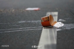 男子让女儿高速上扔方便面残汤 反遭面汤扣一脸 - News.Sina.com.Cn