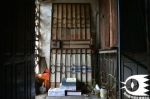 案发现场501室住房房门被邻居用纸壳和铁门挡住。 - News.Sina.com.Cn