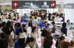 资料图：中国游客在韩国免税店抢购 - News.Sina.com.Cn