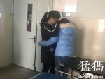 高中生手机被没收 公务员父亲酒气熏天殴打老师 - News.Sina.com.Cn