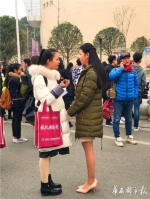 2017年四川艺考开考 帅哥靓女聚集 - Sichuan.Scol.Com.Cn