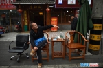 坐在街沿招呼食客 - Sichuan.Scol.Com.Cn