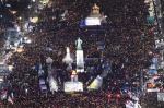 　　这是12月10日在韩国首尔拍摄的游行活动现场。当日，韩国民众走上街头，集会支持针对总统朴槿惠的弹劾动议案。（新华/法新） - News.Sina.com.Cn