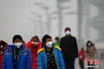 12月21日，北京持续雾霾，空气重度污染。中新社记者 富田 摄 - News.Sina.com.Cn