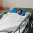 湖南湘潭中心医院26岁的女医生范钱秀躺在病床上，她已有身孕7个月，却在抢救病人时遭家属捶打。受访者供图 - News.Sina.com.Cn
