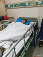 湖南湘潭中心医院26岁的女医生范钱秀躺在病床上，她已有身孕7个月，却在抢救病人时遭家属捶打。受访者供图 - News.Sina.com.Cn