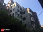 村内破败的房屋。 - News.Sina.com.Cn