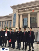 开庭前，辩护律师在江西高院门前合影。 - News.Sina.com.Cn