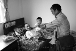 马君平在照顾瘫痪在床的金士元 资料照片 - News.Sina.com.Cn