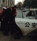 当地四位民警抬轮椅运病人就医。 - News.Sina.com.Cn