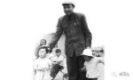 乌兰夫与孤儿们在一起 - News.Sina.com.Cn