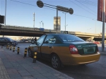 丰台区花乡桥附近，车贩子将一辆下线出租车停在路边等待买家。 - News.Sina.com.Cn