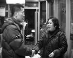 捡钱数小时后，熊树兰通过警方找到了失主郭先生
　　视频截图 - News.Sina.com.Cn