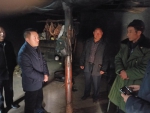 省扶贫移民局副局长王善平深入扶贫联系点慰问贫困户 - 扶贫与移民