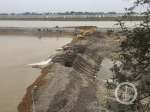 围堰内抽水泵仍然在工作，但围堰中央的河床已经全部裸露出来。 - News.Sina.com.Cn