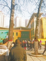 家长们聚集在幼儿园门前讨说法 - News.Sina.com.Cn