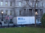 停在白宫外的搬家卡车。（图片来源：《华盛顿观察家报》网站） - News.Sina.com.Cn