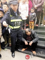 民警现场捉住嫌疑人 警方视频截图 - News.Sina.com.Cn