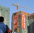 一位市民观看东莞市的一个在建楼盘。新华社发 - News.Sina.com.Cn