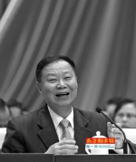 担任主持人的广州市政协副主席平欣光。 - News.Sina.com.Cn