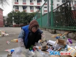 84岁退休老师捡废品30余年 攒的钱全部捐给学生 - Sichuan.Scol.Com.Cn