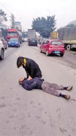 女医生跪在地上做胸外按压急救。 万州微发布供图 - News.Sina.com.Cn