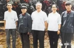 1980年习仲勋（左三）、齐心（左四）与张勋甫（左一）在深圳 - News.Sina.com.Cn
