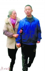 “白发妈妈”和儿子。 - News.Sina.com.Cn
