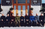 1980年中央书记处成员合影，左一为习仲勋，中间为胡耀邦，右一为王任重 - News.Sina.com.Cn