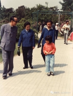 1982年王小节与爷爷在中山公园 - News.Sina.com.Cn