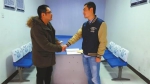 失主郑先生（左）认领自己丢失的钱。 - News.Sina.com.Cn