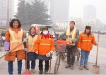 1月18日上午9时，在西四环化工路口，几位干了一早上的环卫工暂时聚到一起喝水，沟通一下接下来的工作分工。 - News.Sina.com.Cn