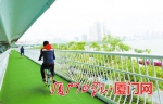 镂空的护栏对骑行者的视野不会造成太大影响。（本报记者张奇辉摄） - News.Sina.com.Cn
