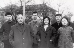 ▲1964年2月，在成都的全家合影（照片后排中间为陈昊苏） - News.Sina.com.Cn