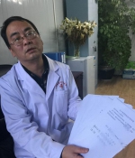 杨绍雷出示一沓《关于患者转院治疗的申明》。图片来源/中青在线 - News.Sina.com.Cn